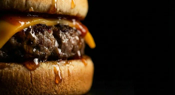 Результат генерации Nano Banana — фуд-фото, крупный план бургера с драматичным освещением